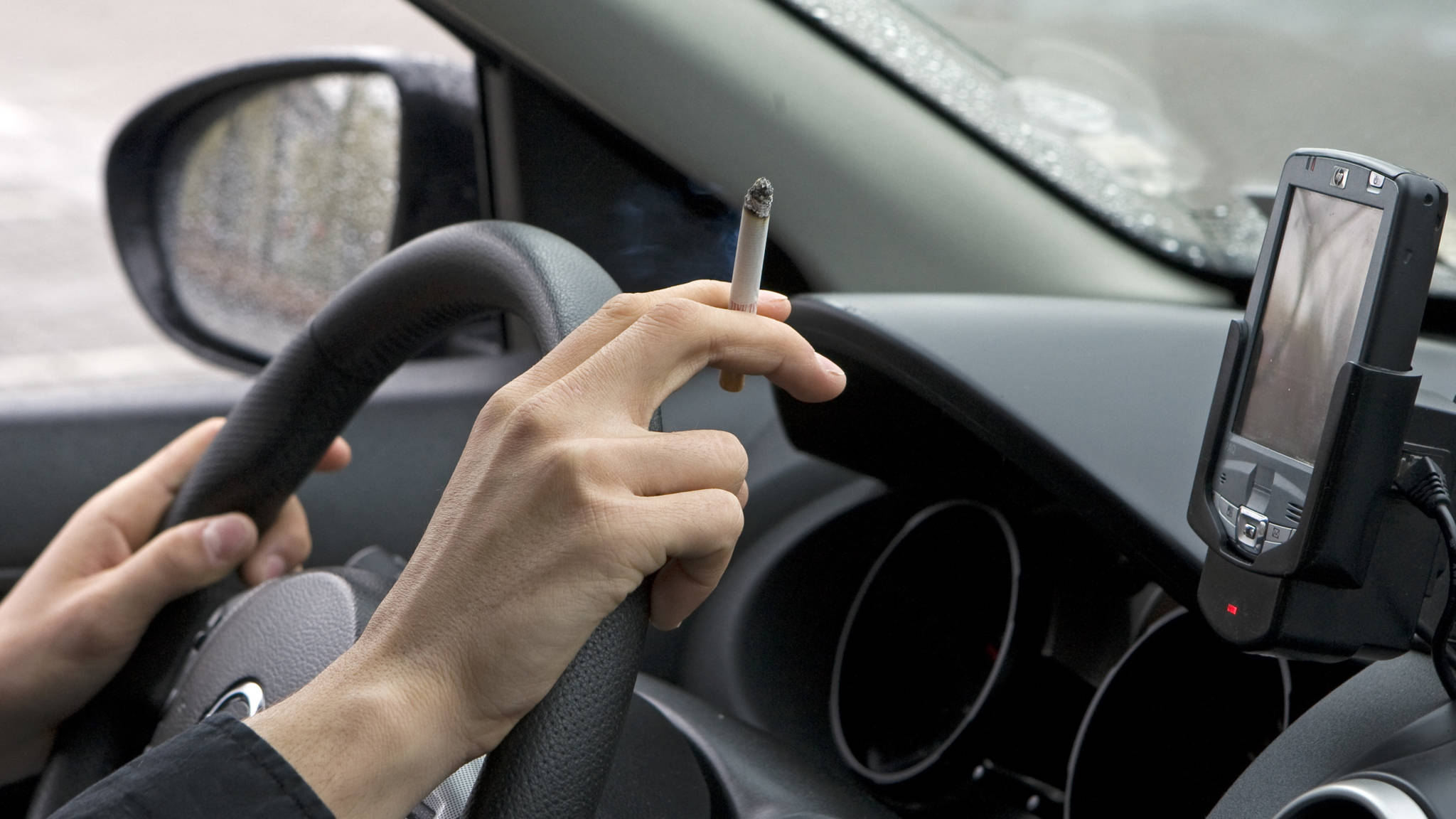 Rooklucht uit auto