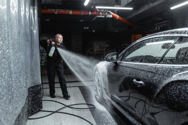 Zout van de auto wassen