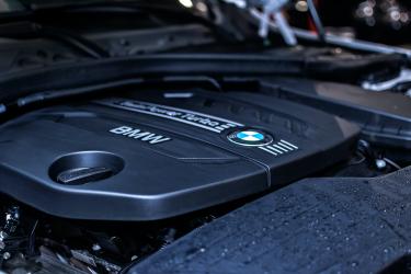 Zelf je auto motorruimte veilig en efficiënt schoonmaken